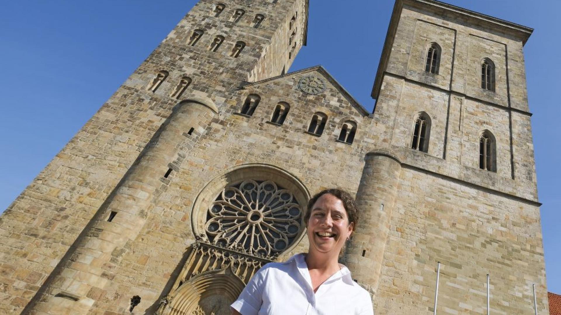 Sara Pohlmann vor dem Osnabrücker Dom