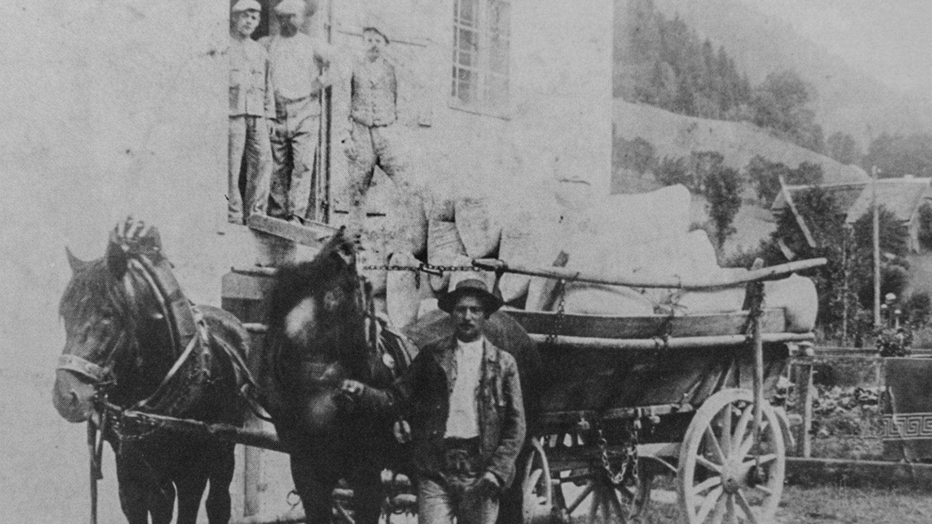 Pferdeknecht vor der Schmeisselmühle, Falkensteinrotte, Frankenfels, Österreich.