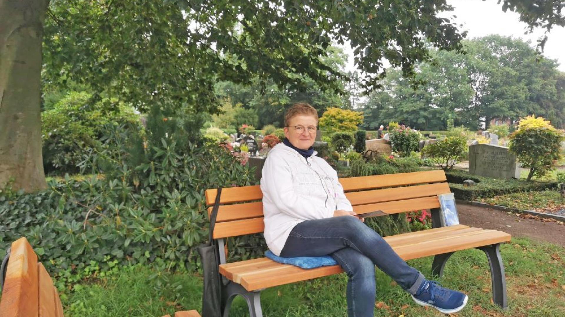 Eine Frau sitzt auf einer Bank