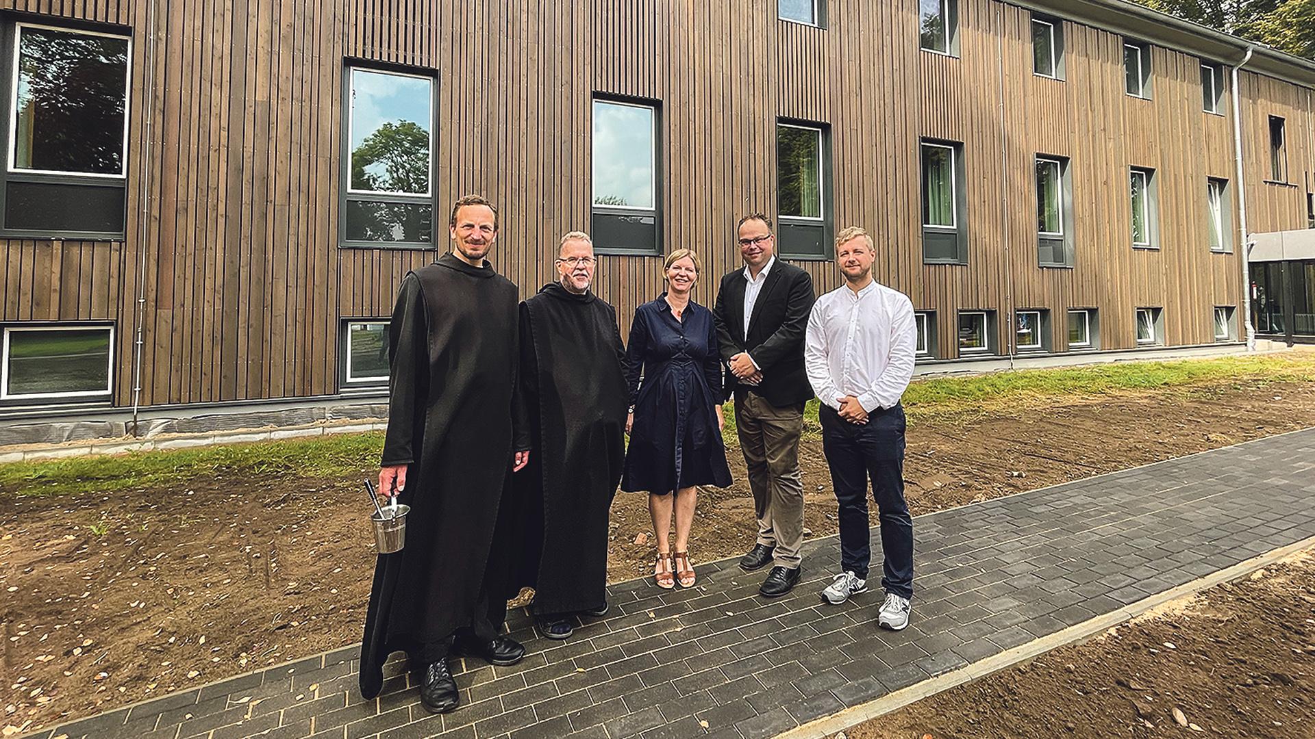 Prior Br. Johannes Tebbe, Br. Josef van Scharrel, Tanja Steiner, Christian Wildfang und Tobias Dörnen vor dem Bettenhaus.