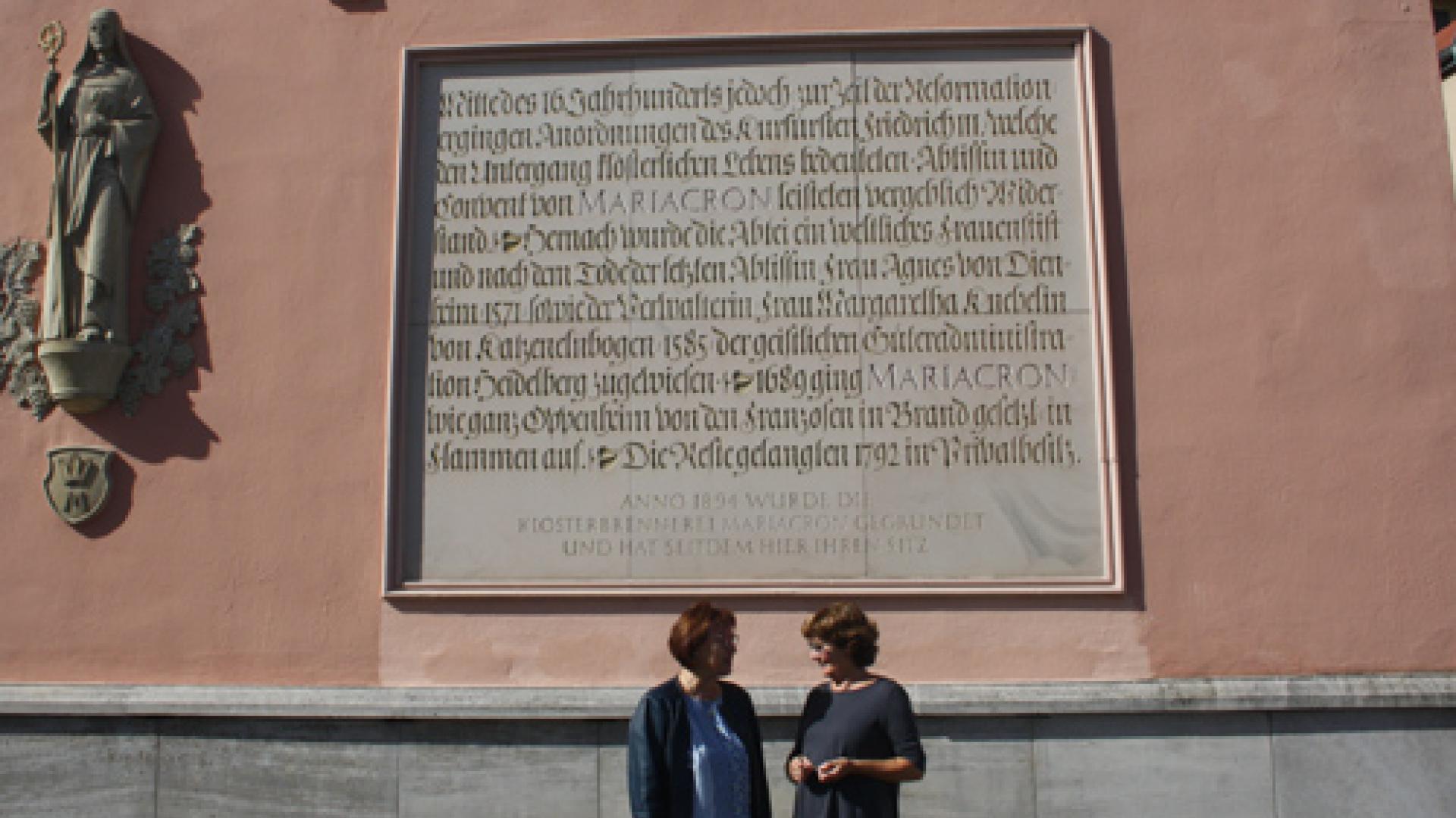 Eine Tafel erinnert an die Geschichte des Zisterzienserinnenklosters.