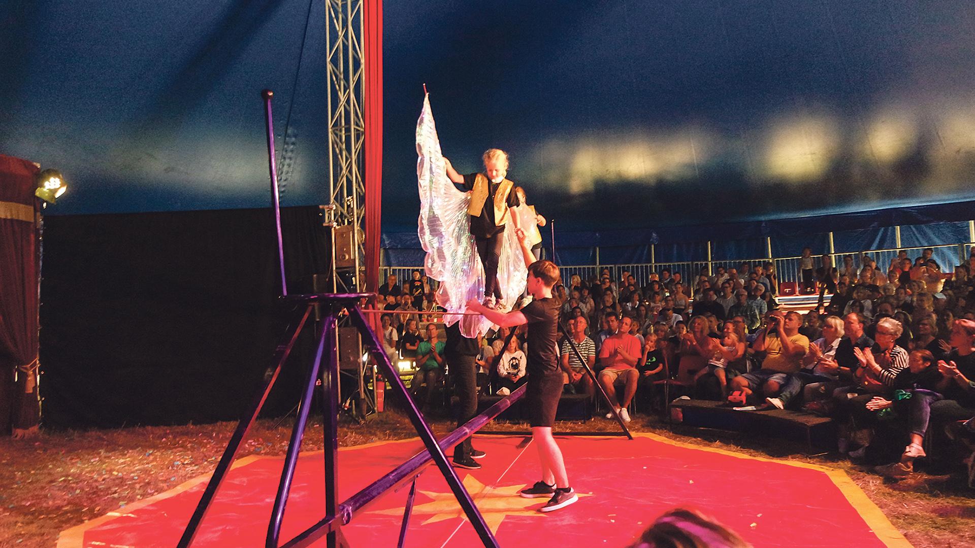 „Hochseilnummer“ im Zirkuszelt der Don-Bosco-Schule