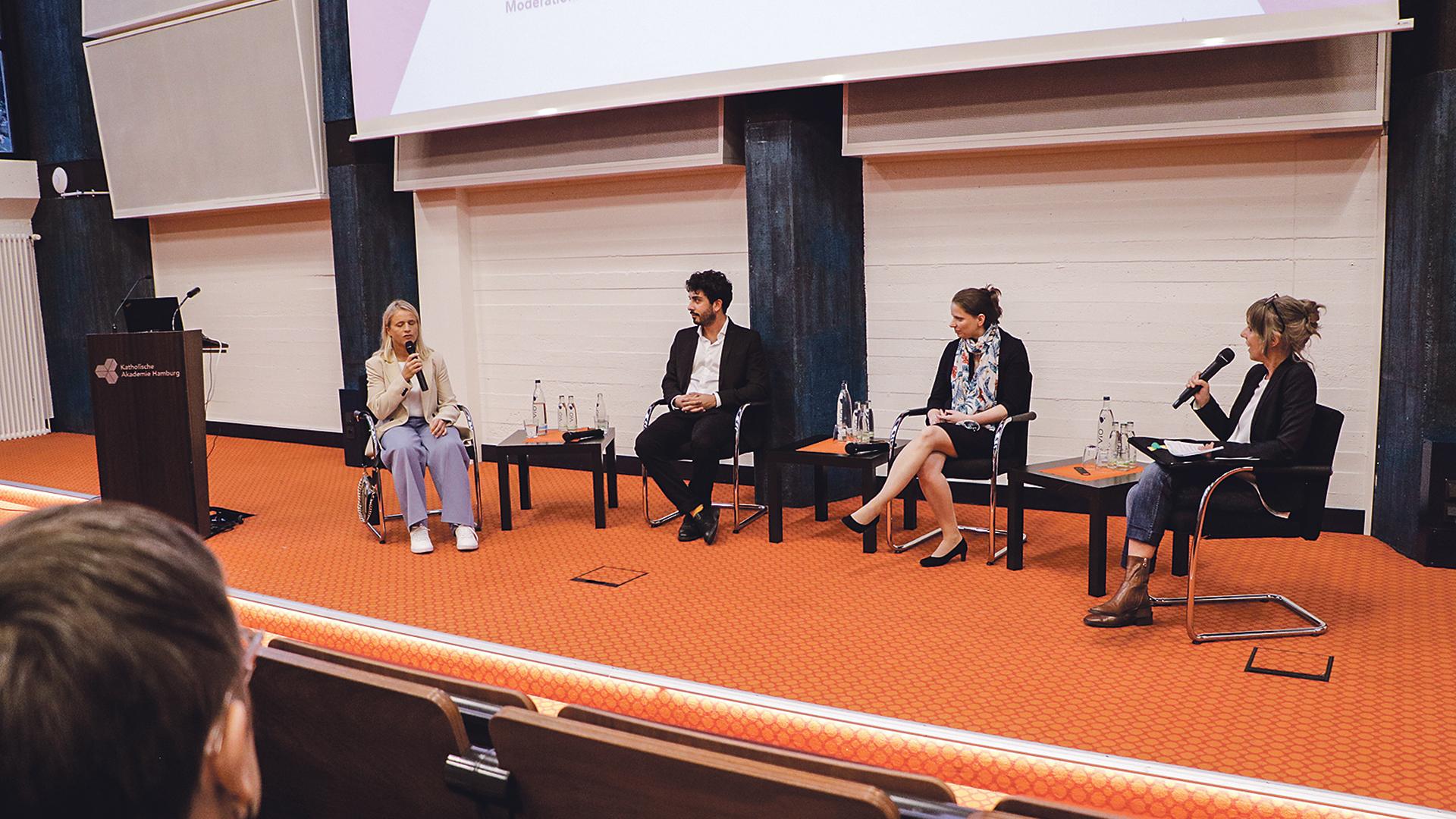 Diskussion in der Katholischen Akademie mit Verena Bentele, Ali Can und Melanie Leonhard sowie die Moderatorin Jacqueline Heemann.