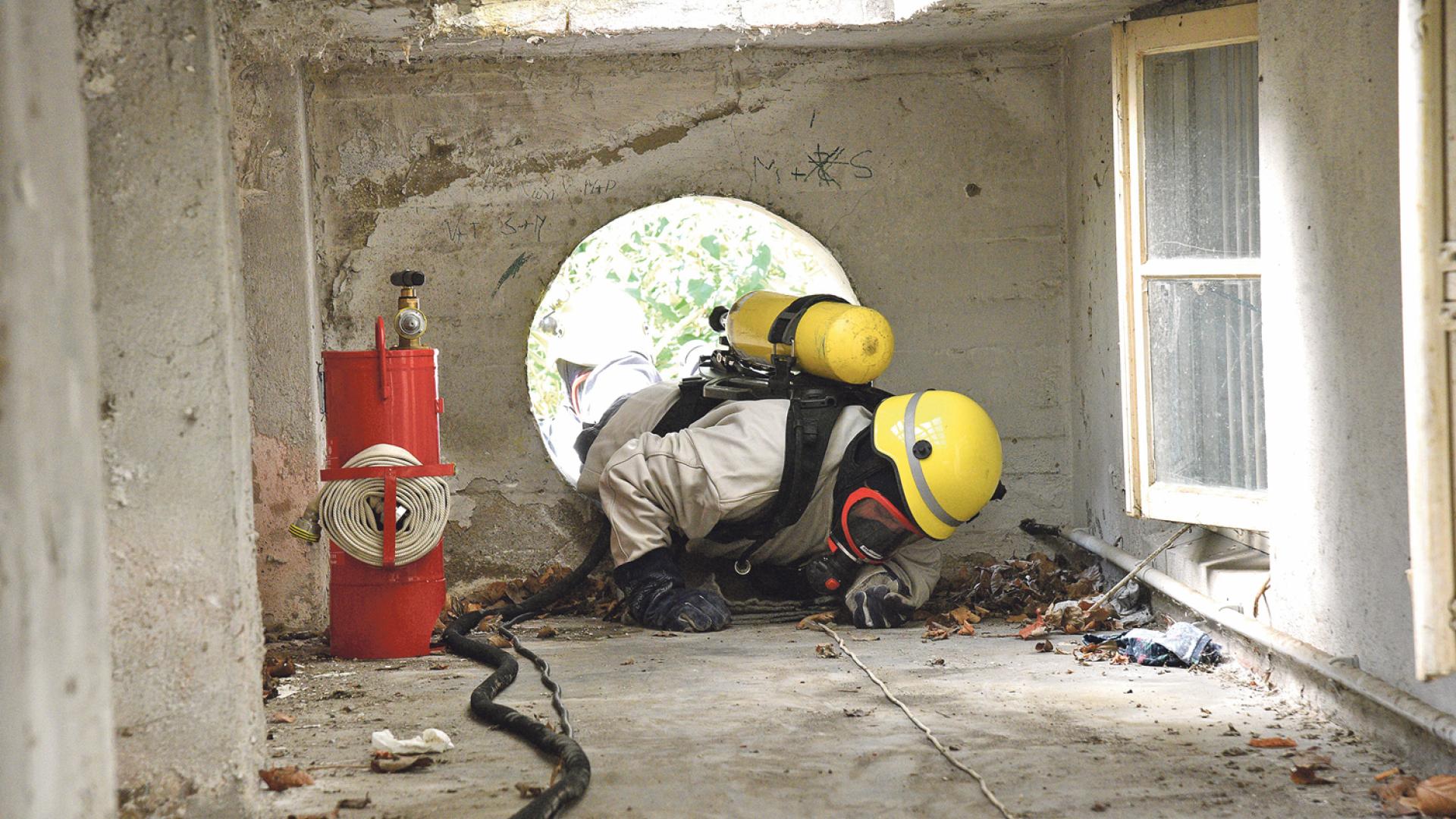 Mitarbeiter des Technischen Hilfwerkes im Kriechgang