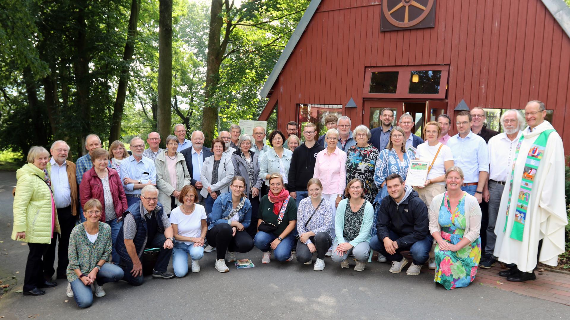 Eine große Gruppe von Menschen vor einem Haus