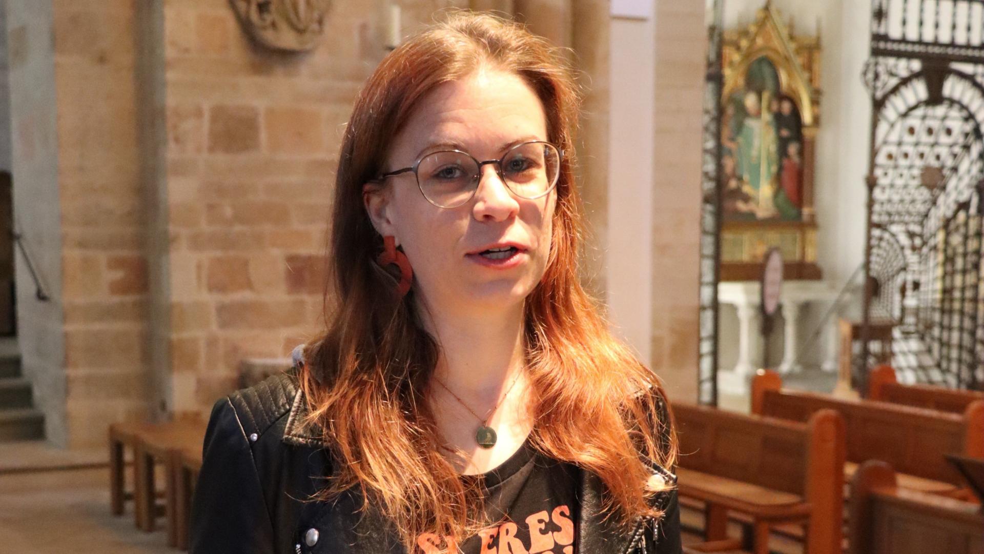 Eine Frau steht im Dom am Ambo