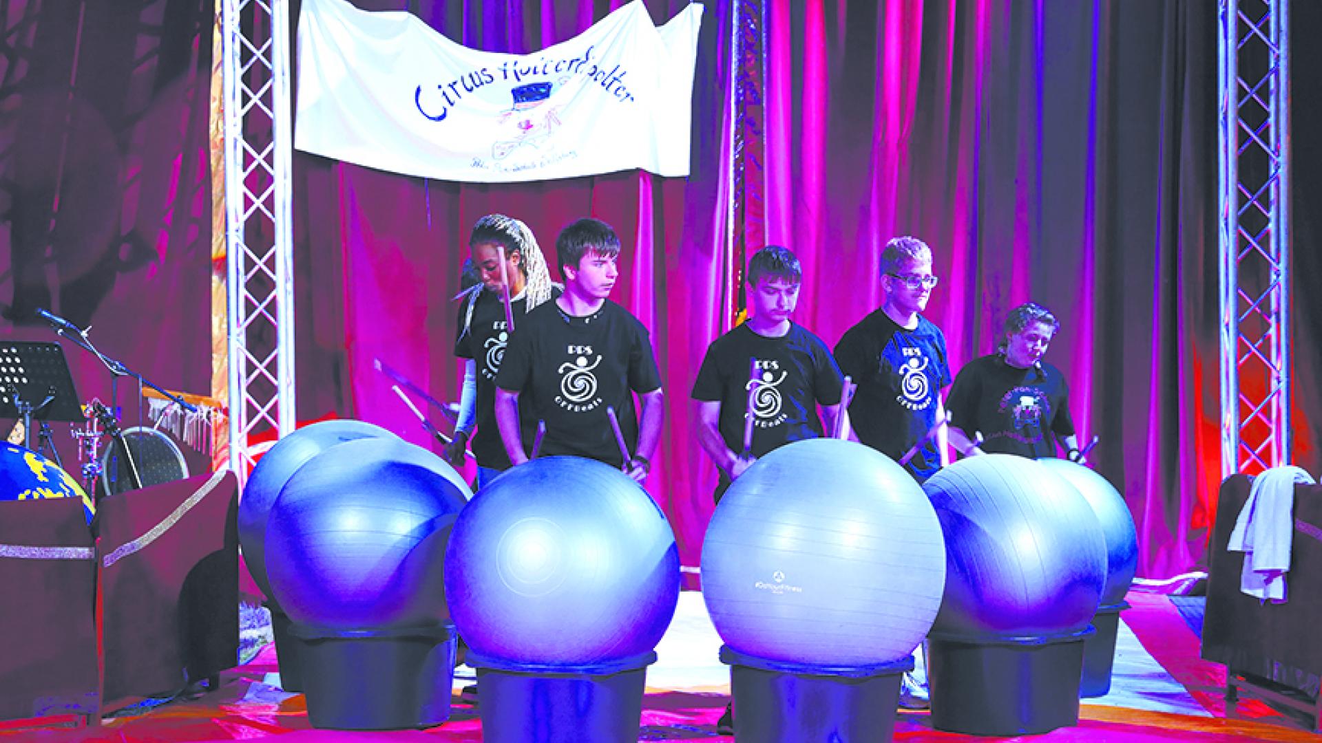 Einen grandiosen Zirkusnachmittag gestalten die Kinder und Jugendlichen des Schulcircus „Holterdipolter“ der Peter-Pan-Schule.