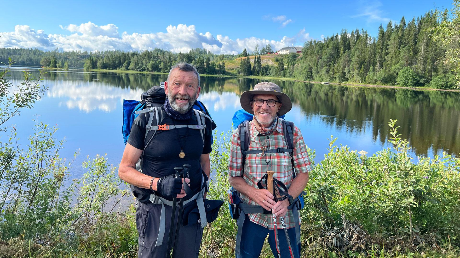 Zwei Pilger vor einem See