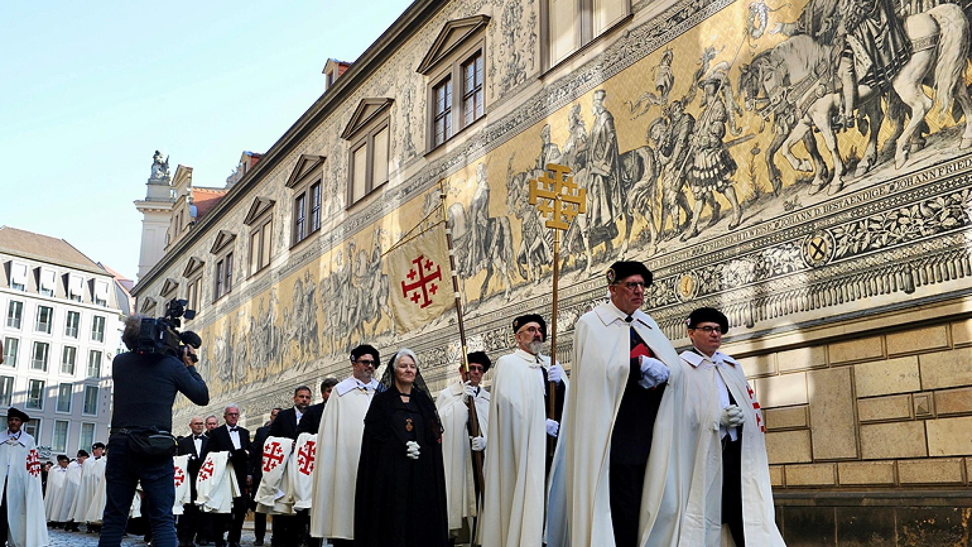 Ritterorden vom Heiligen Grab zu Jerusalem auf dem Weg in die Dresdner Kathedrale