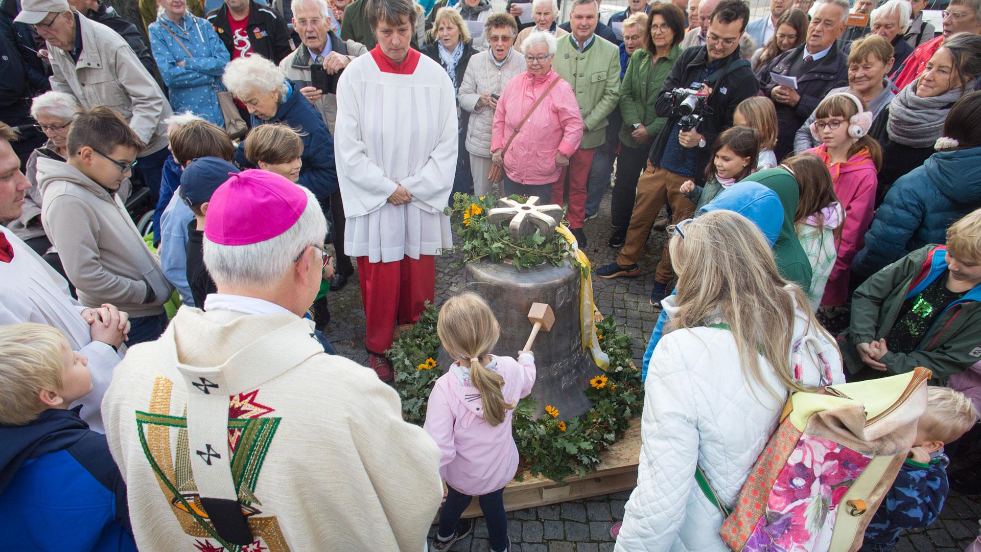 Erzbischof Heiner Koch bei der Glockenweihe