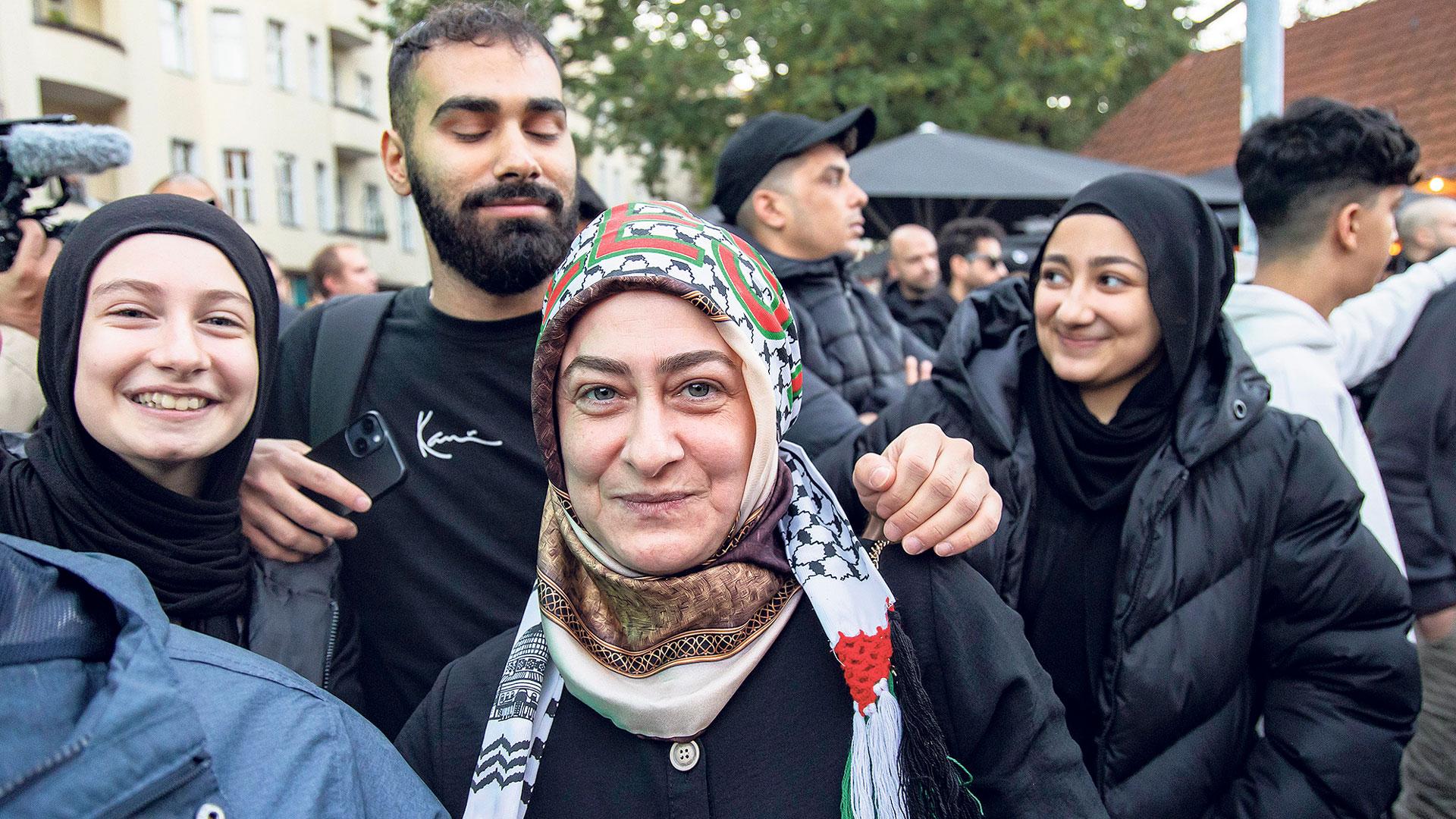 Freundlich schauende Frau auf einer propalästinensischen Demo