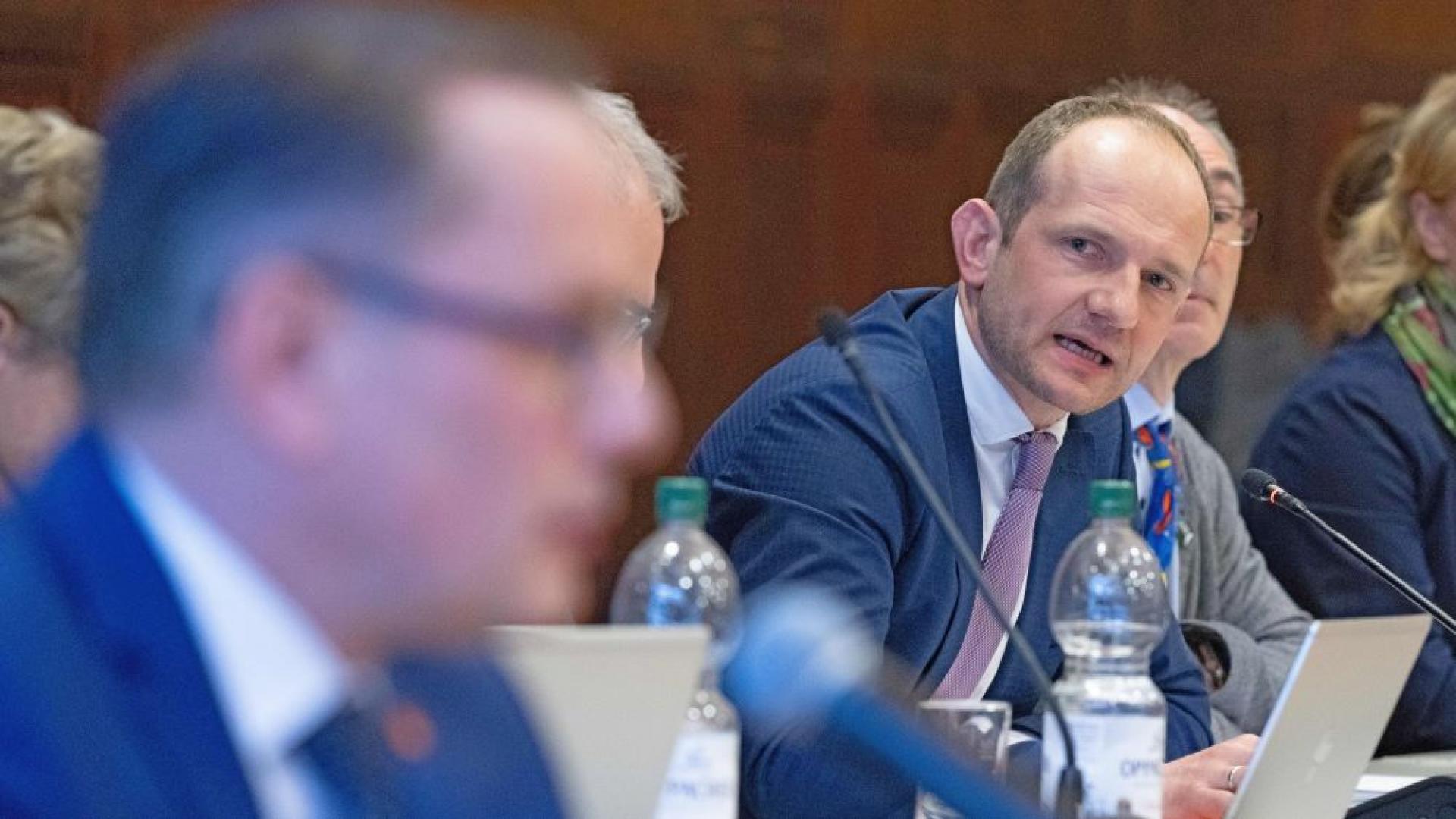 Der Görlitzer Landrat Stephan Meyer, hier während einer Sondersitzung des Kreistag zu geplanten Unterkünften für Geflüchtete