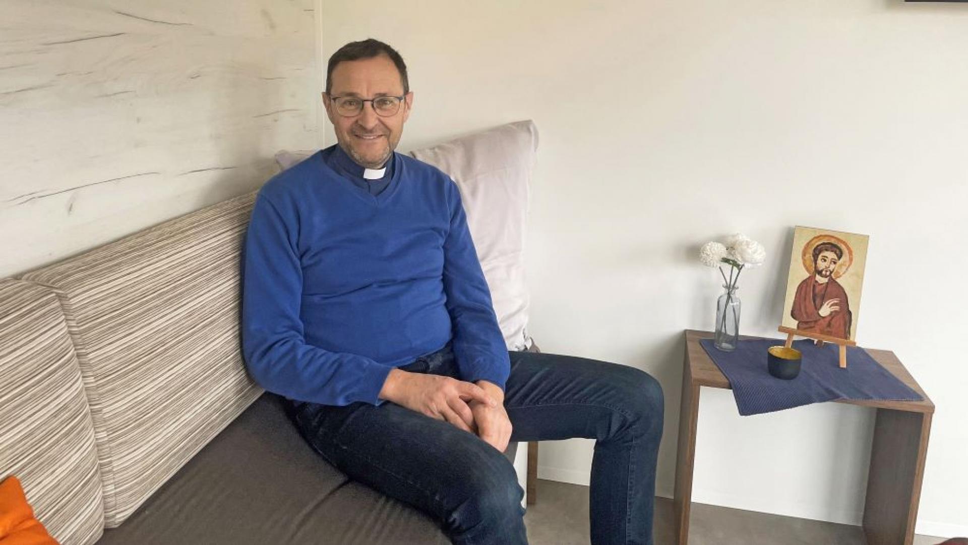 Pfarrer Jörg Meyrer während seiner Zeit im Tiny House.