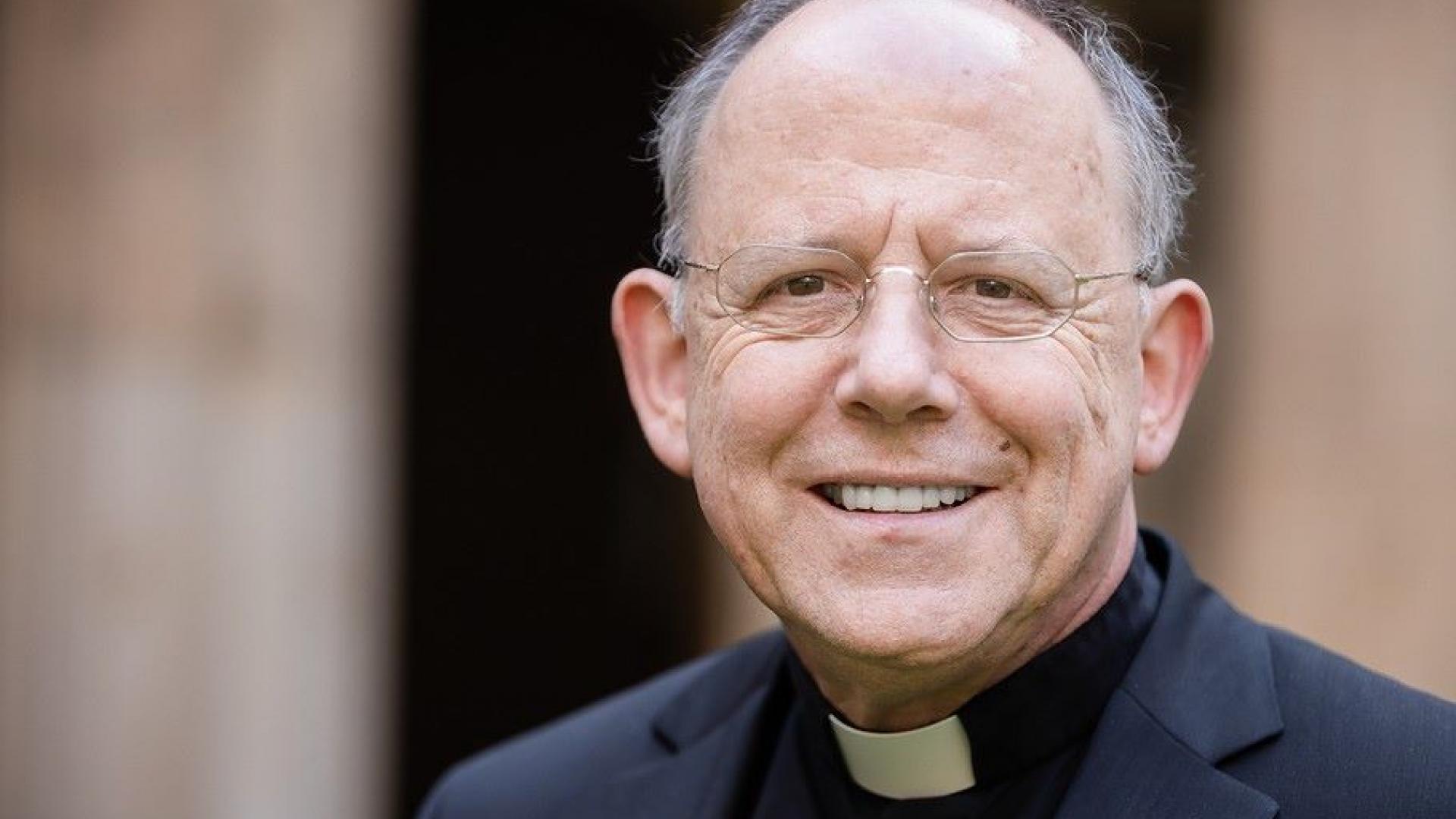Bischof Ulrich Neymeyr lächelt