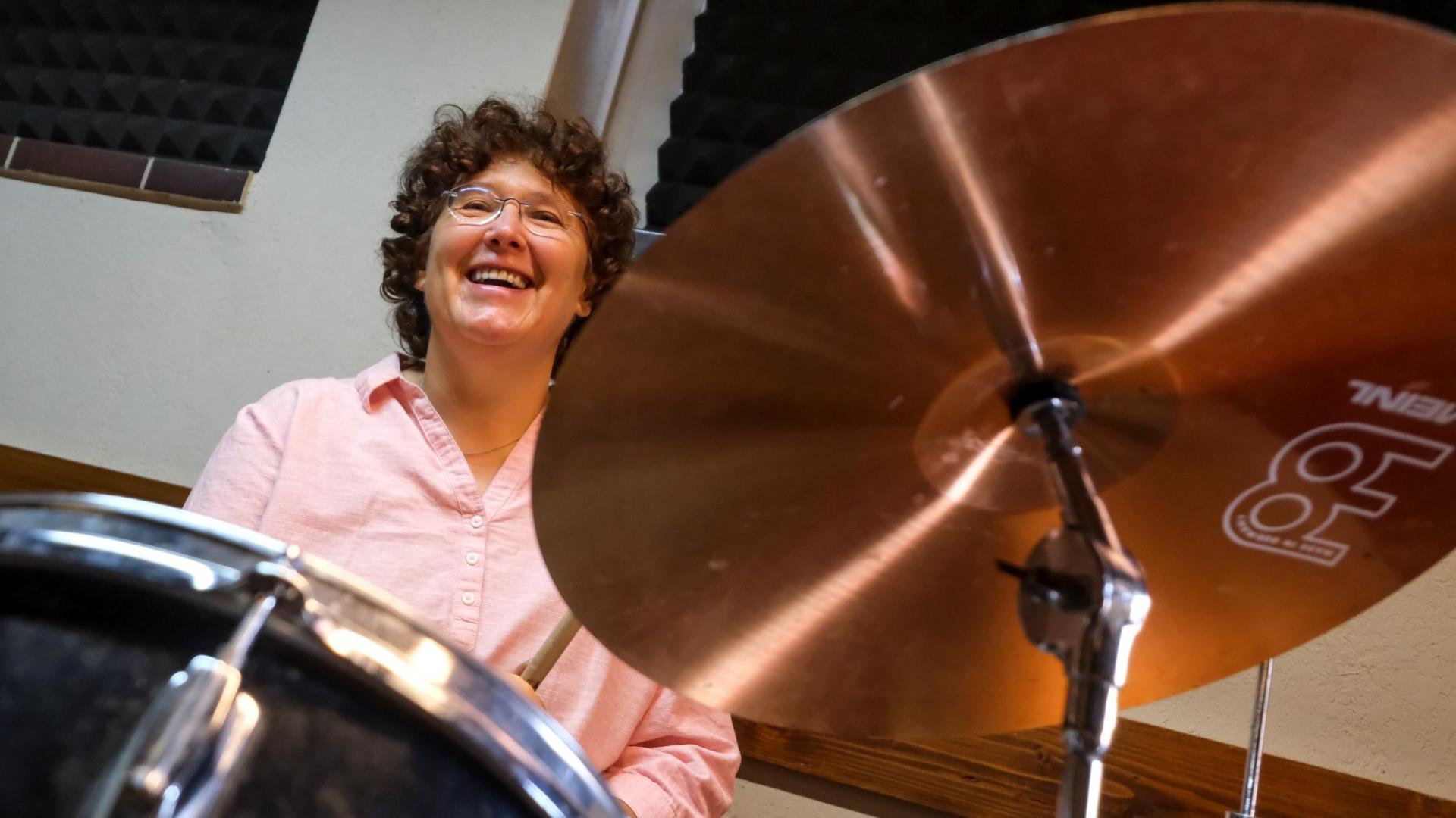 Cordula Kaumkötter sitzt und spielt am Schlagzeug