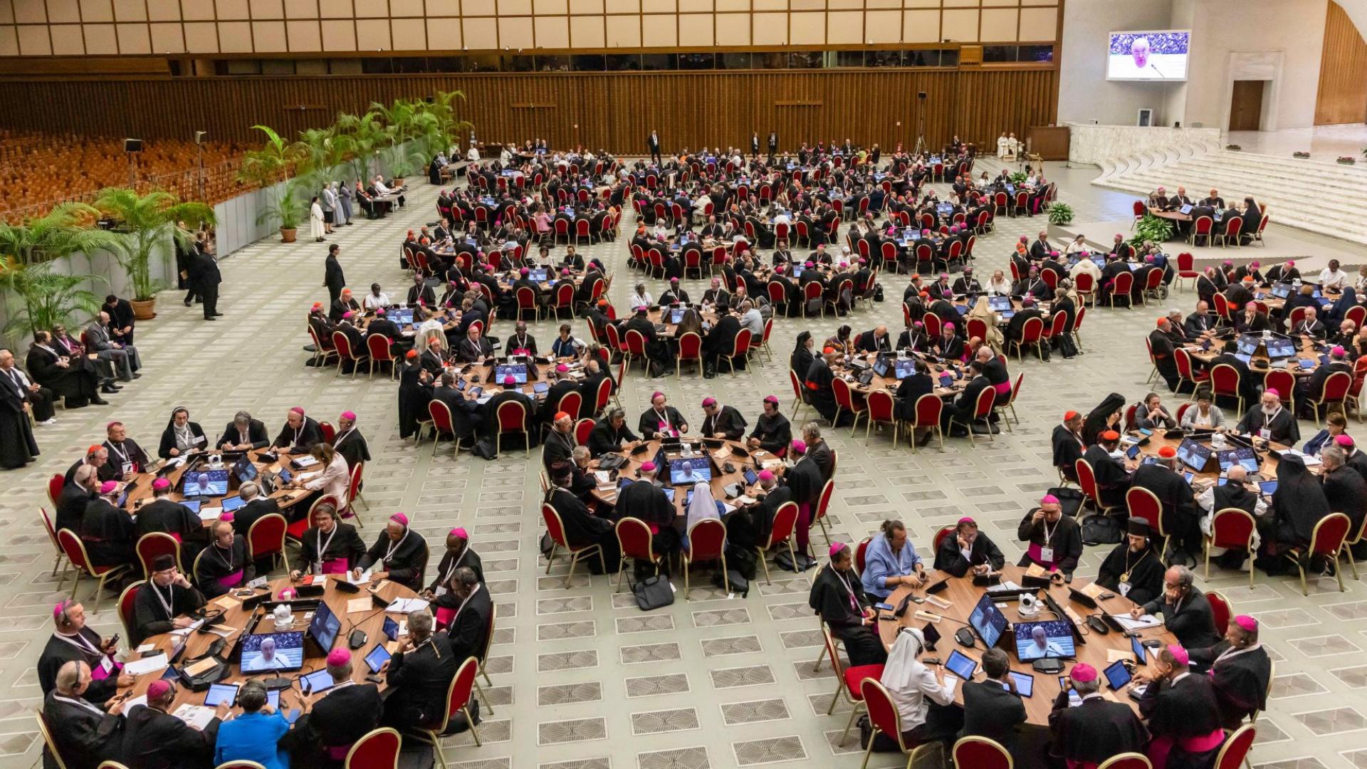 Die Bischöfe treffen sich zur ersten Arbeitsphase der Weltsynode in der Audienzhalle im Vatikan