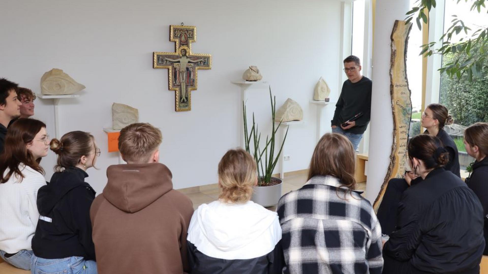 Schüler sitzen im Halbkreis