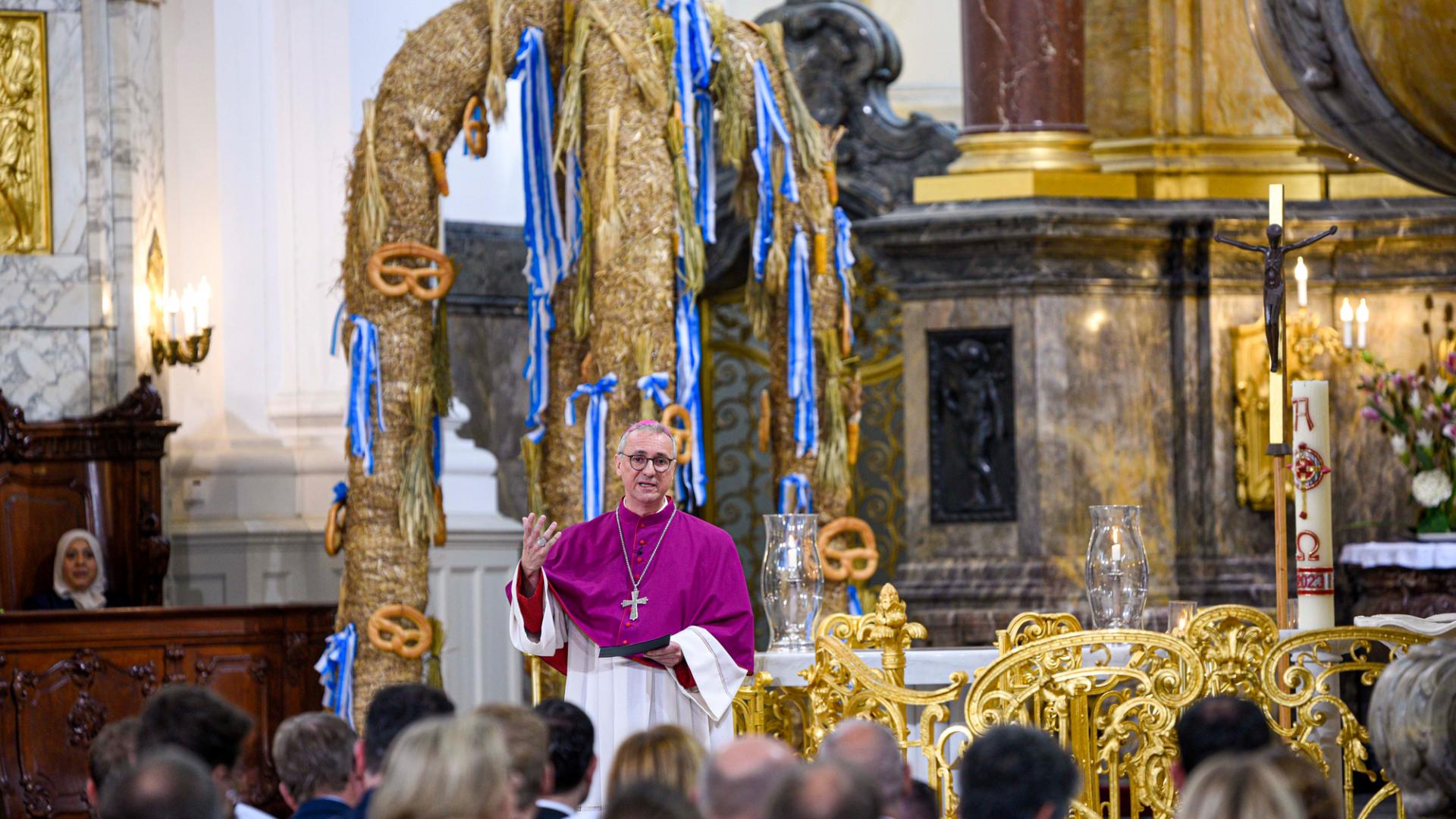 Erzbischof Stefan Heße predigt.