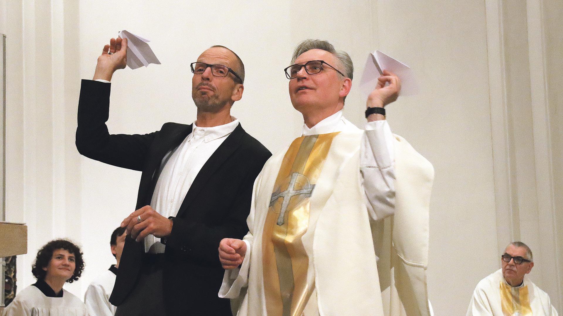 Zwei Männer in der Kirche