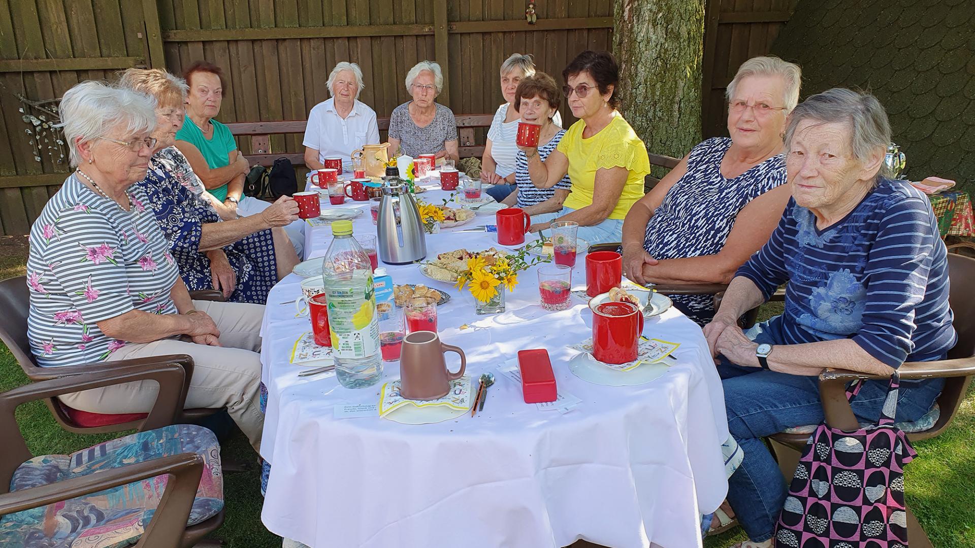 Frauen am Kaffeetisch