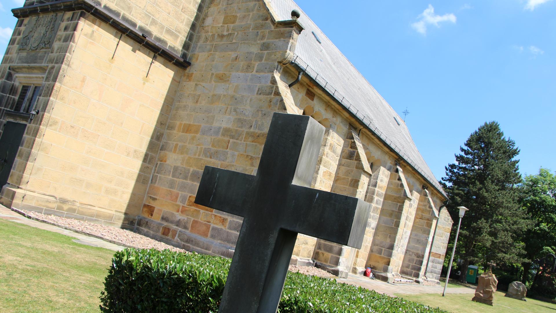 Ein Friedhof neben der Kirche