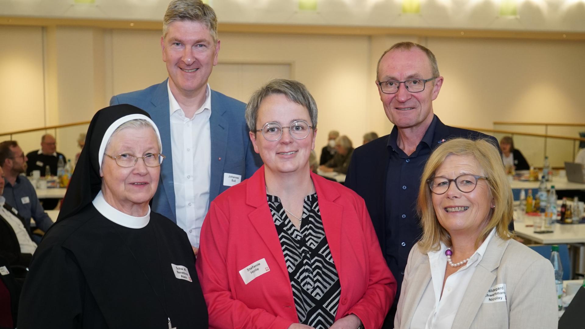 Zwei Männer udn drei Frauen als Gruppenbild