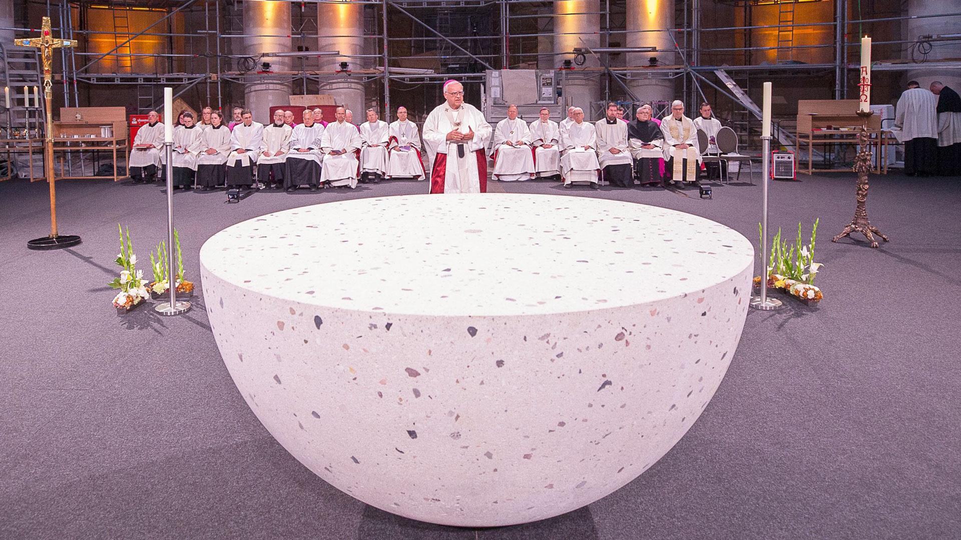 Neuer Altar in der Sankt Hedwigs-Kathedrale Berlin