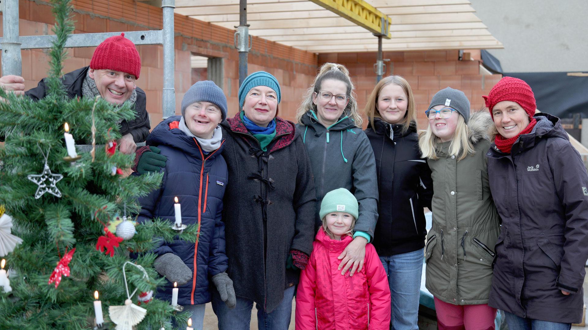 Menschen mit Weihnachtsbaum