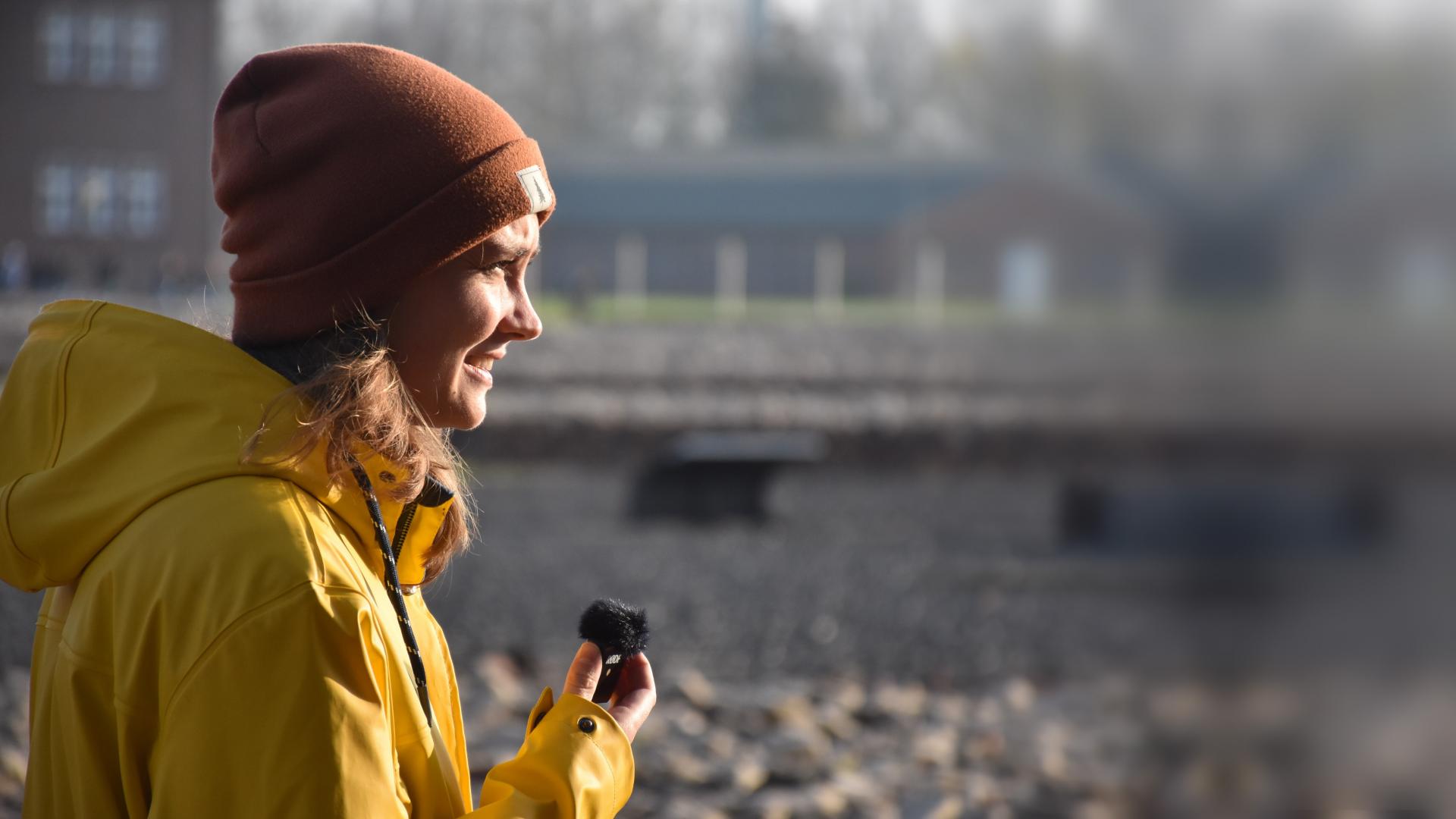 Marie Zachger nimmt ein Video für den TikTok-Kanal der KZ-Gedenkstätte Neuengamme auf.