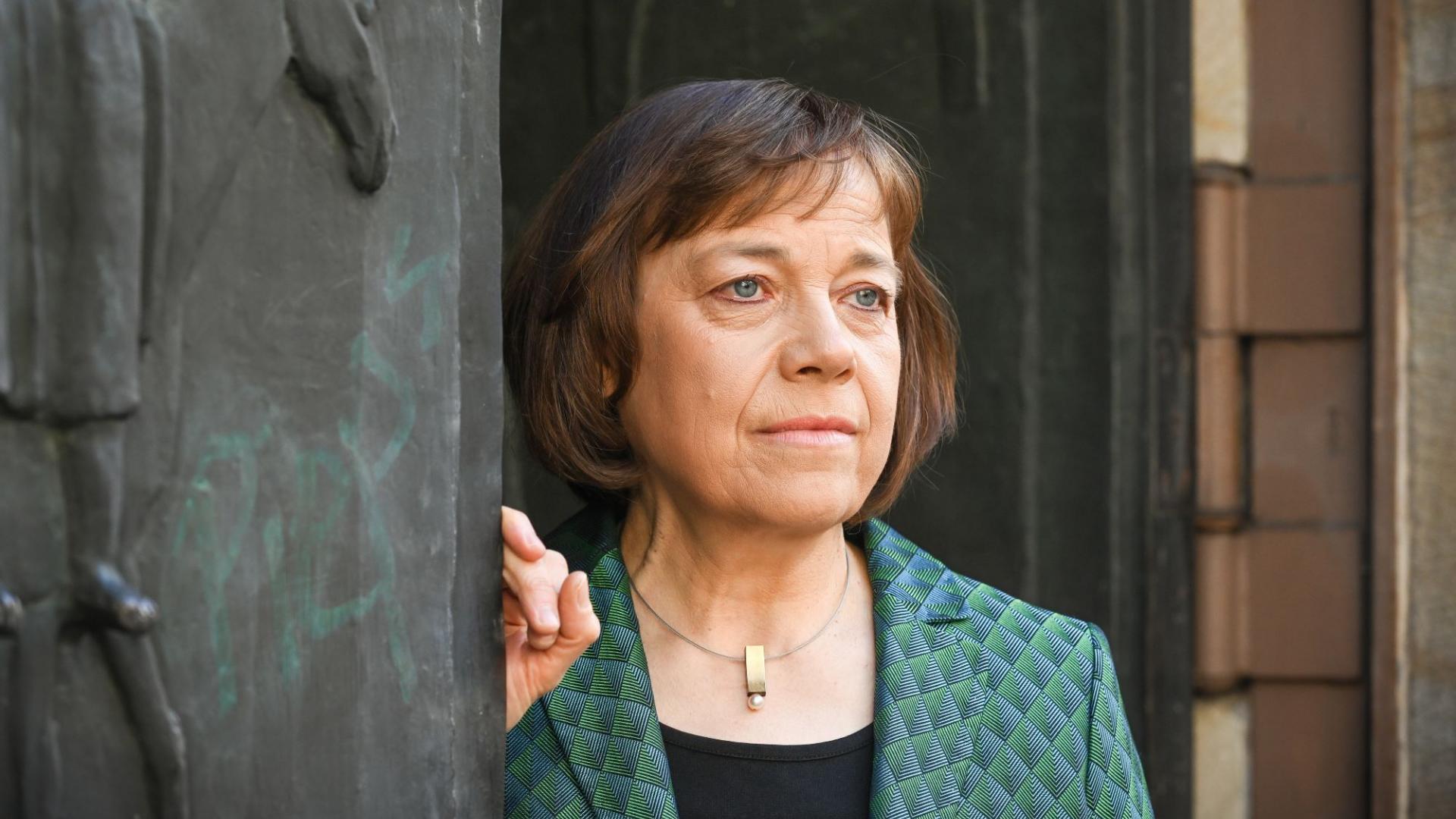 Annette Kurschus blickt aus einer Tür heraus