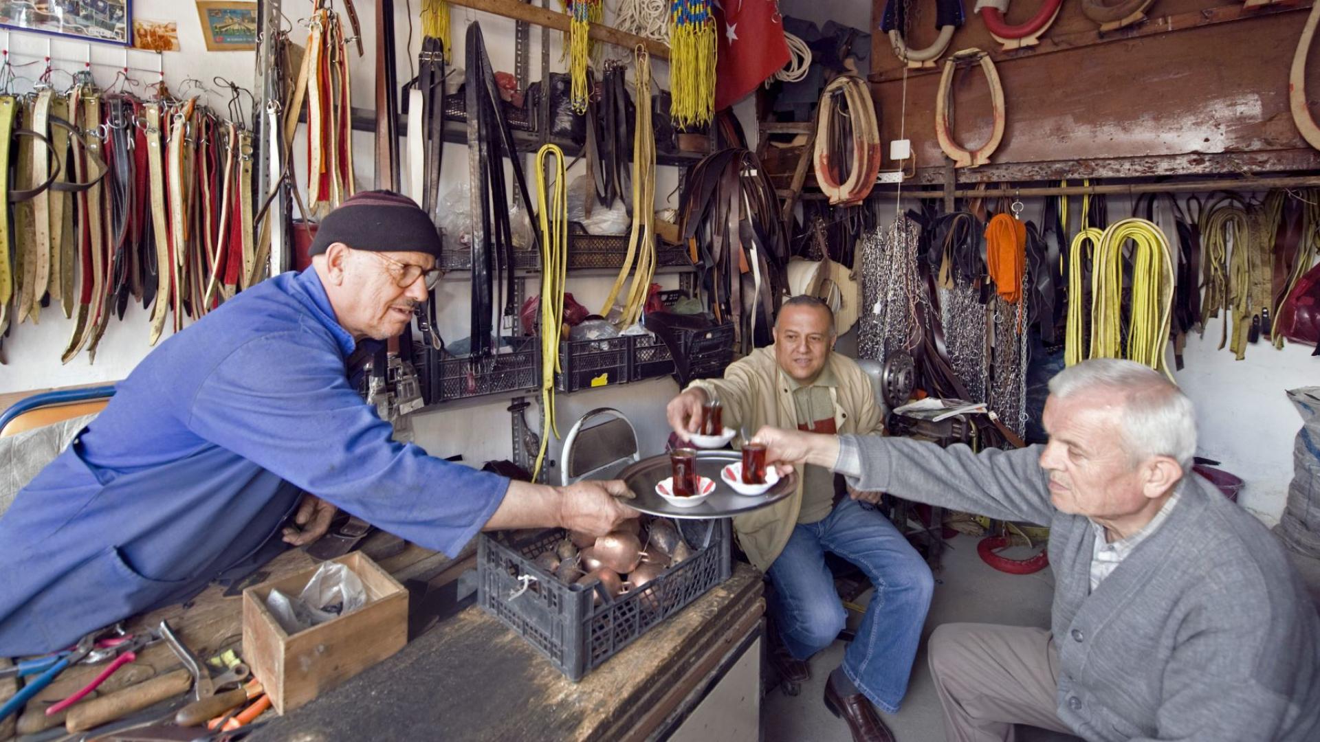In einer Werkstatt kann man nicht nur arbeiten, sondern auch über Gott und die Welt reden. So hielt es schon der Apostel Paulus.