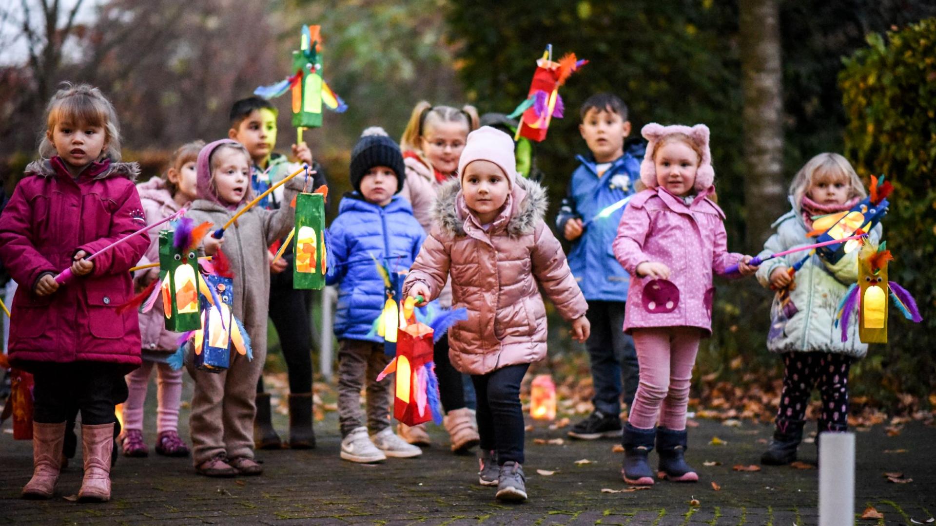 Kinder beim Laternenumzug eines Kindergartens
