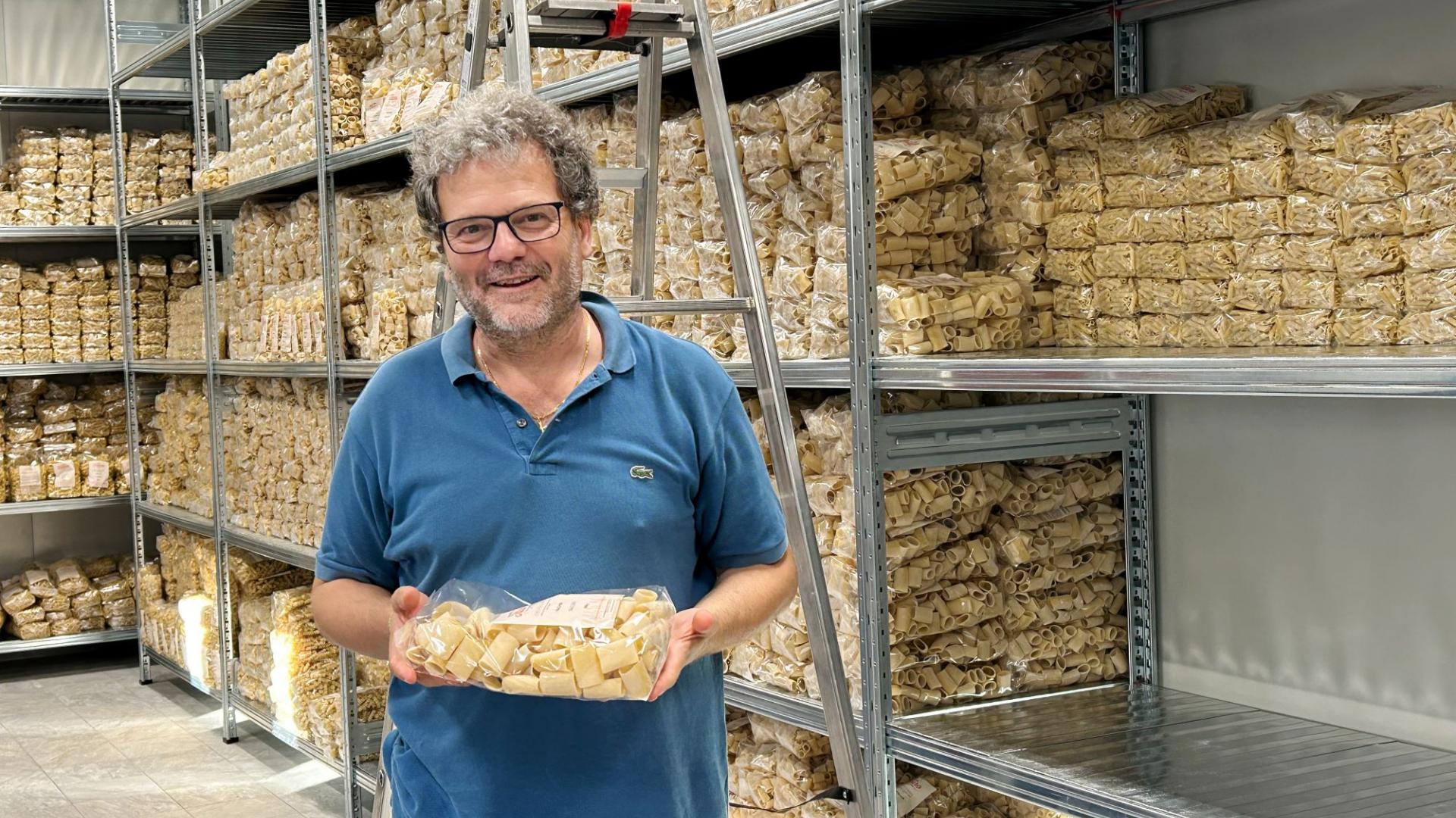 Stolzer Leiter: Alberto Mochi im Lager der Nudelfabrik, das schon gut gefüllt ist