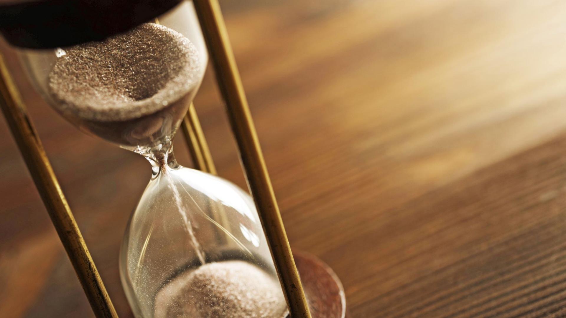 Die Lebenszeit verrinnt unaufhaltsam. Und niemand weiß, wann die eigene zu Ende geht.