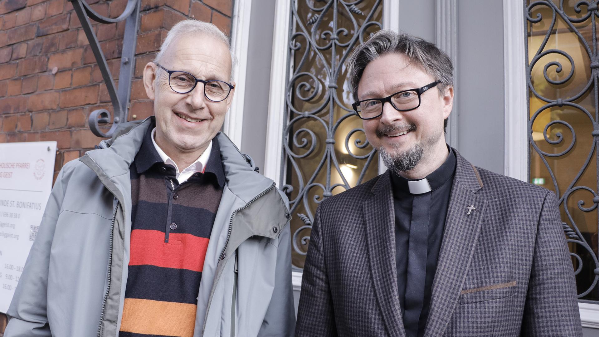 Thomas Benner und Pavlo Vorotnjak vor dem Eingang des Pfarrhauses neben der Kirche St. Bonifatius 