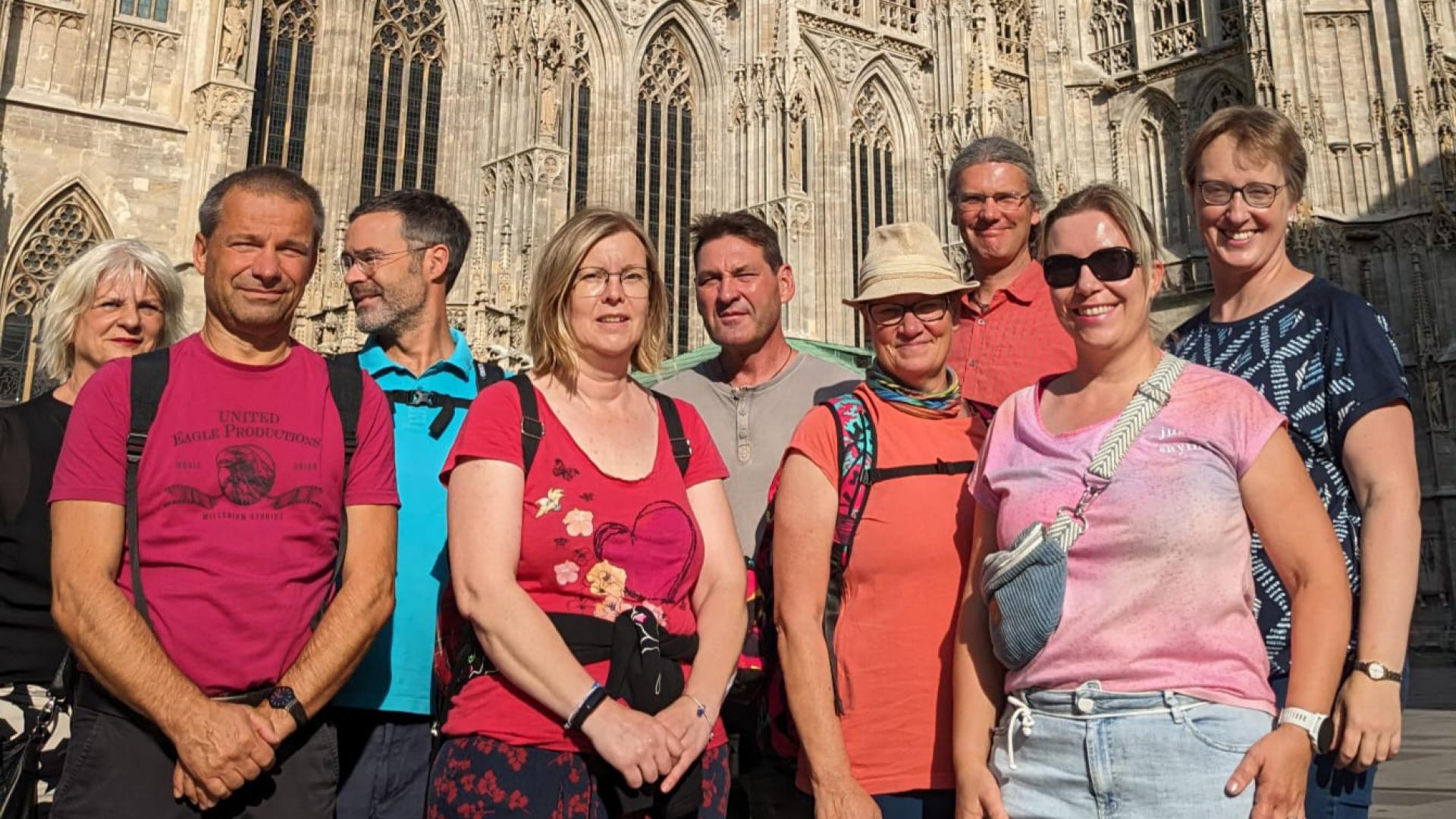 Menschengruppe vor dem Wiener Stephansdom.