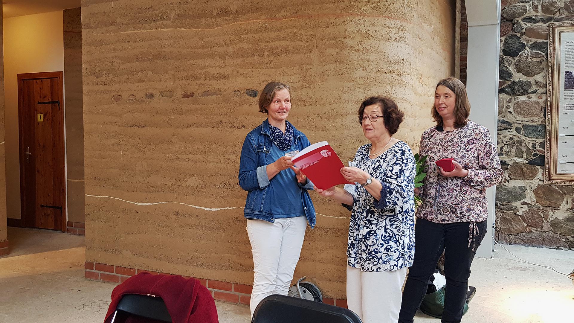 Überreichung der Urkunde an Ulrike Günther