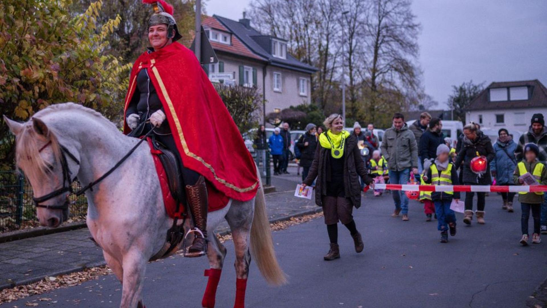 Darsteller des heiligen Martin führt einen Martinszug an.