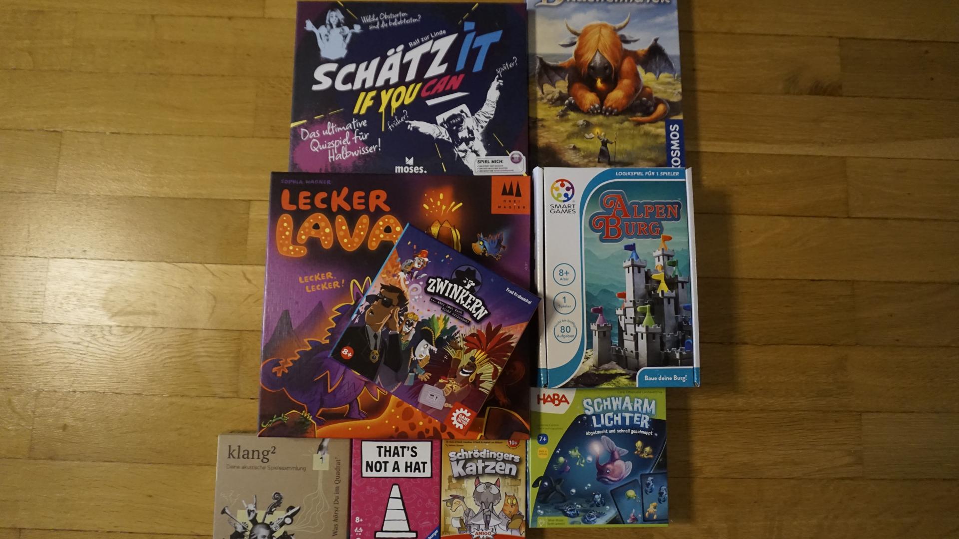 Auf einem Tisch liegen verschiedene Spiele in ihren Verpackungen.iegen auf einem Tisch