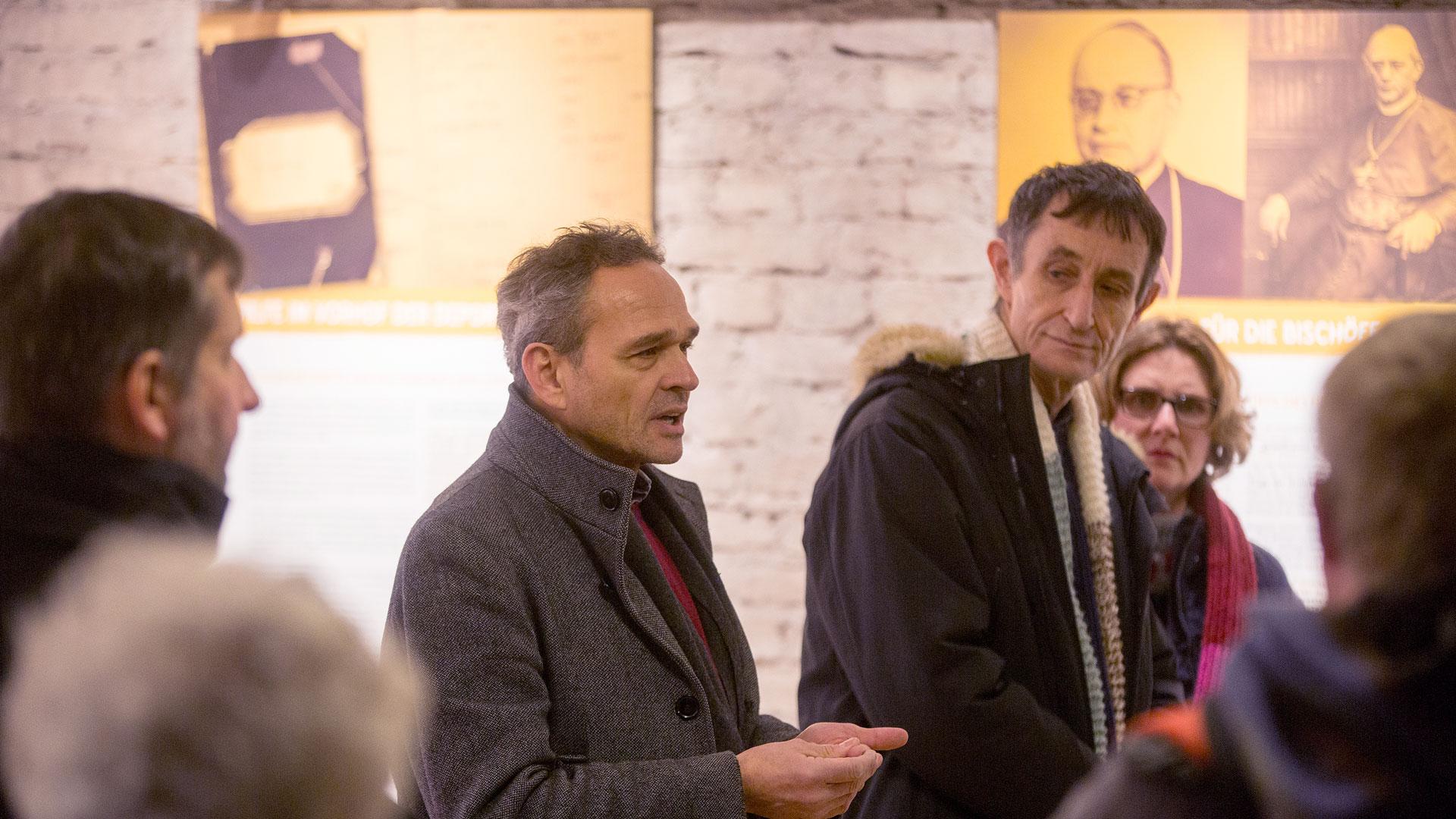 Besucher der Margarete-Sommer-Ausstellung