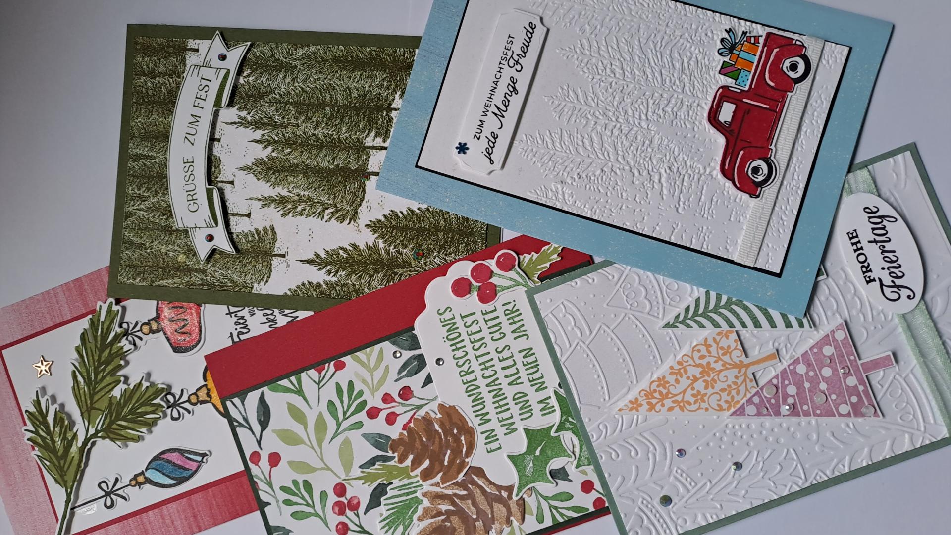Mehrere Weihnachtskarten liegen auf einem Tisch.