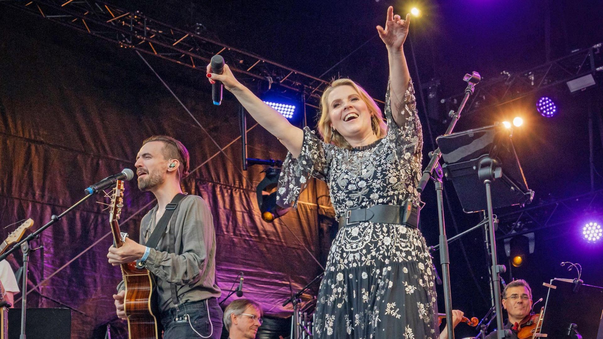 Patricia Kelly animiert auf der Bühne ihr Publikum zum Mitsingen