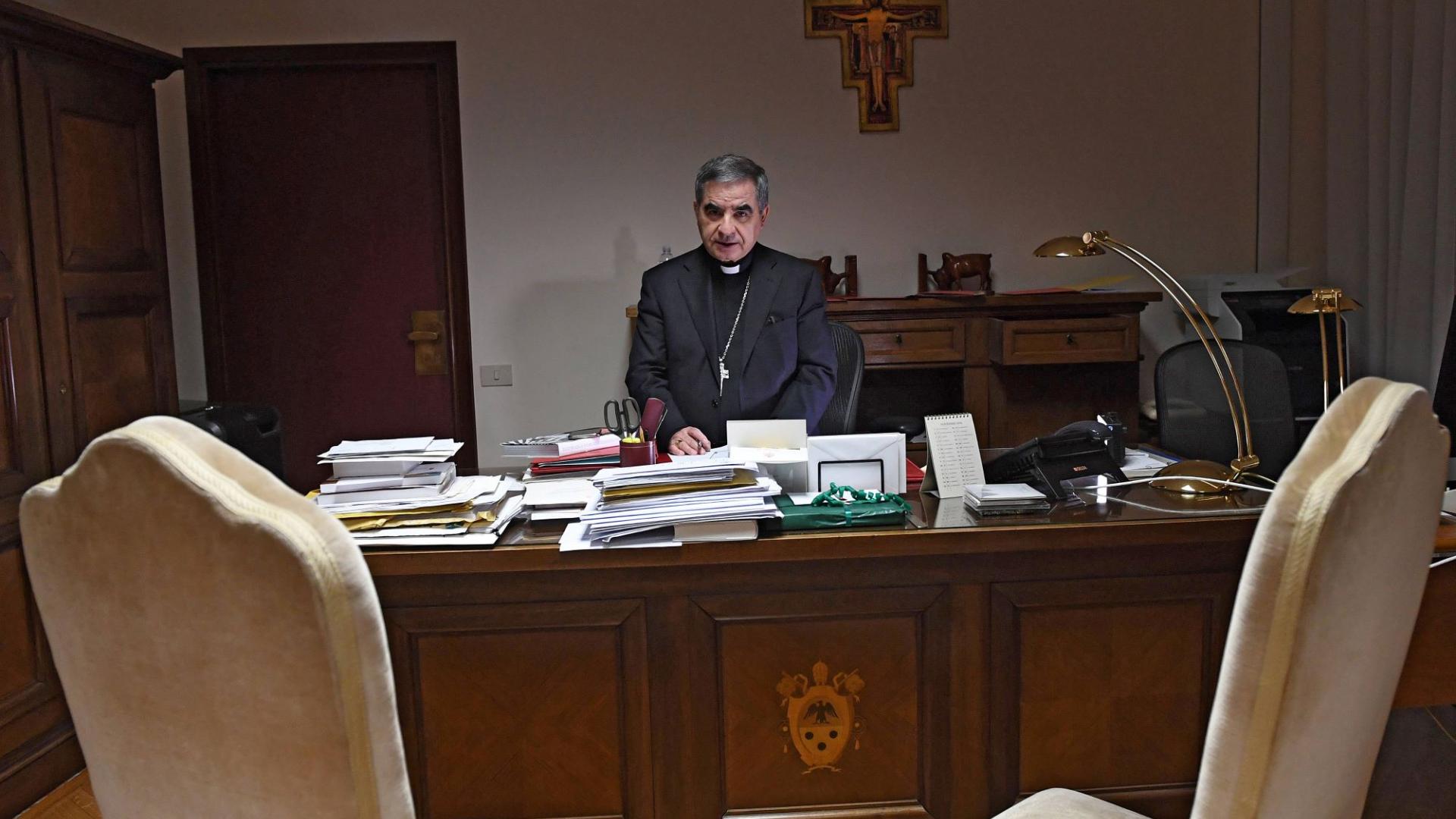 Kardinal Angelo Becciu 2018 in seinem Büro im Vatikan