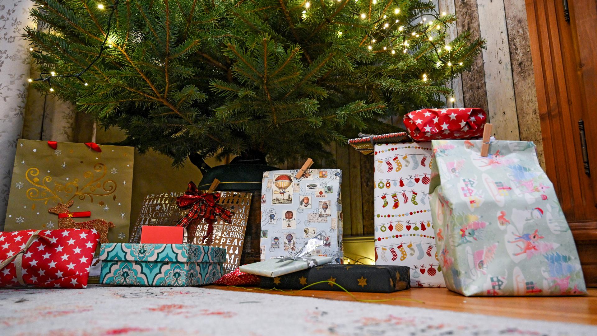 Unter einem geschmückten Tannenbaum liegen verpackte Geschenke