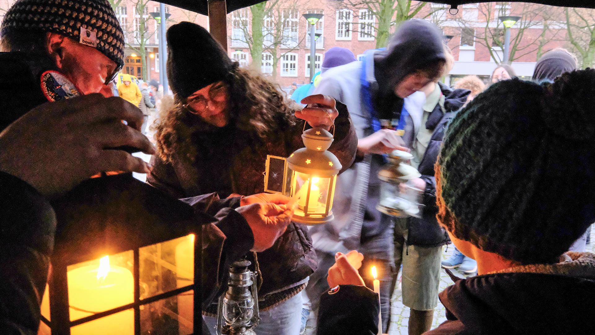 Das Friedenslicht macht Zwischenstation mit Pfadfindern, Bischöfin Kirsten Fehrs, Pfarrer Thorsten Weber und Erzbischof Stefan Heße.