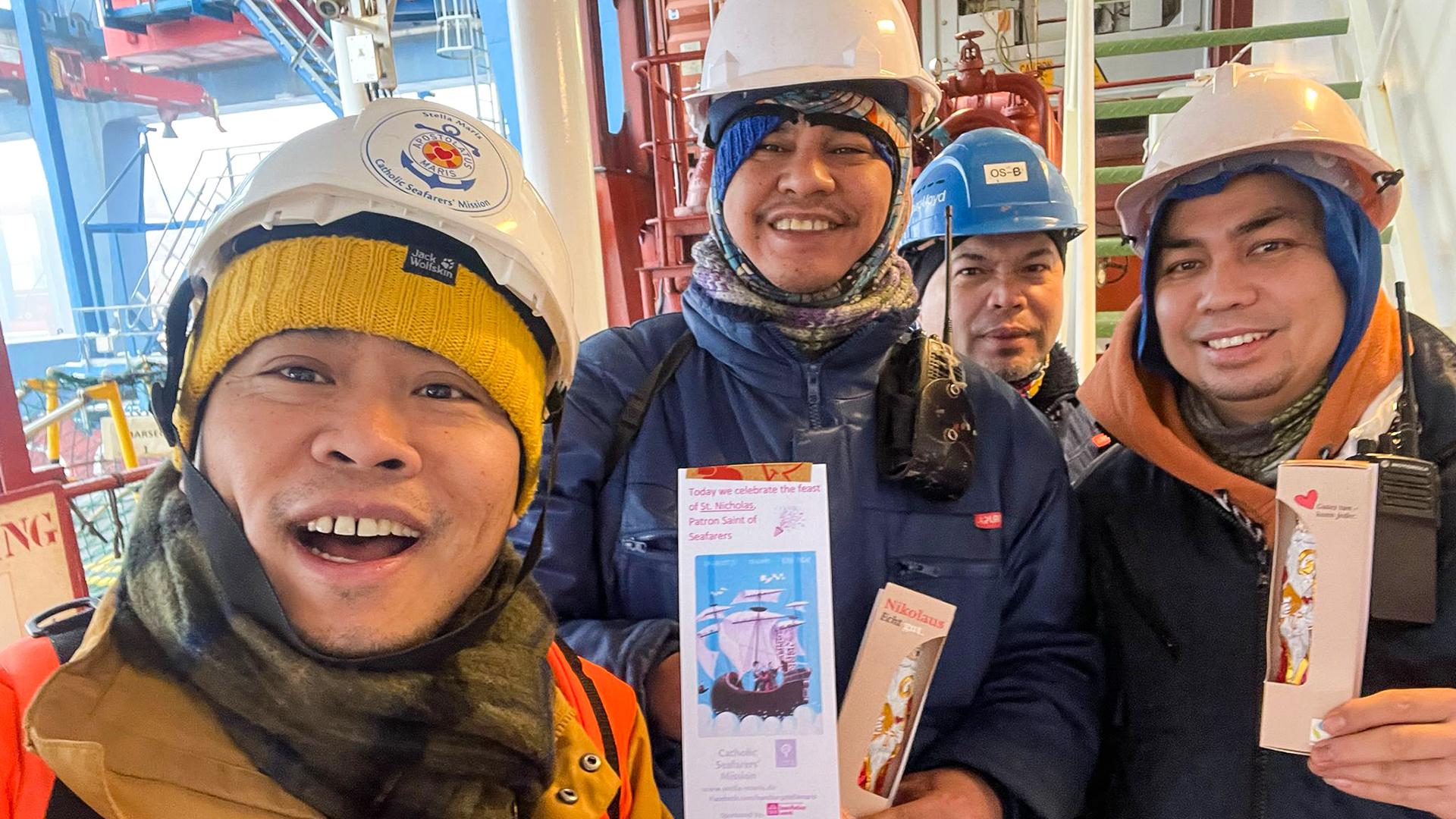 Pater Ritchille Salinas verteilt Nikoläuse an Seeleute.