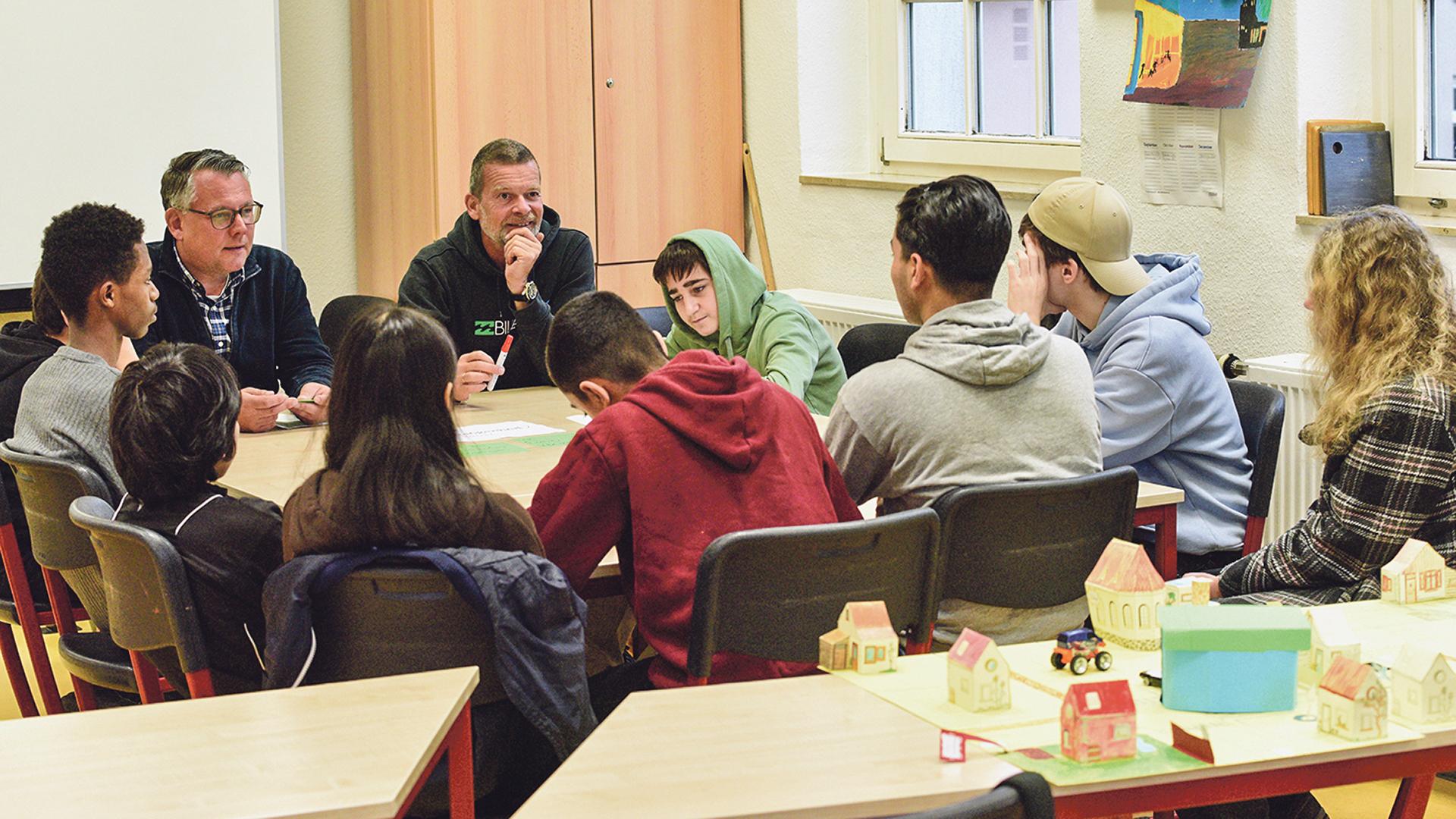 Die Lehrer Jörg Nintemann und Raban Cramer haben sich heute für eine Tischrunde entschieden. 