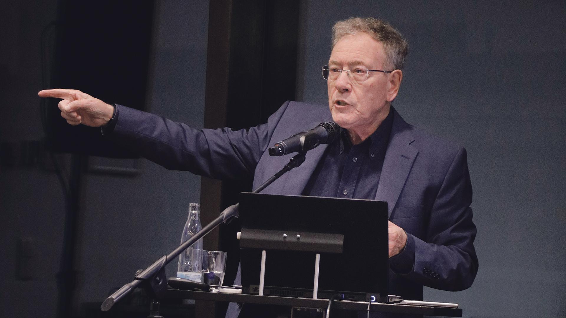 David Witzthum bei seinen Ausführungen im Panoramaraum der Katholischen Akademie.