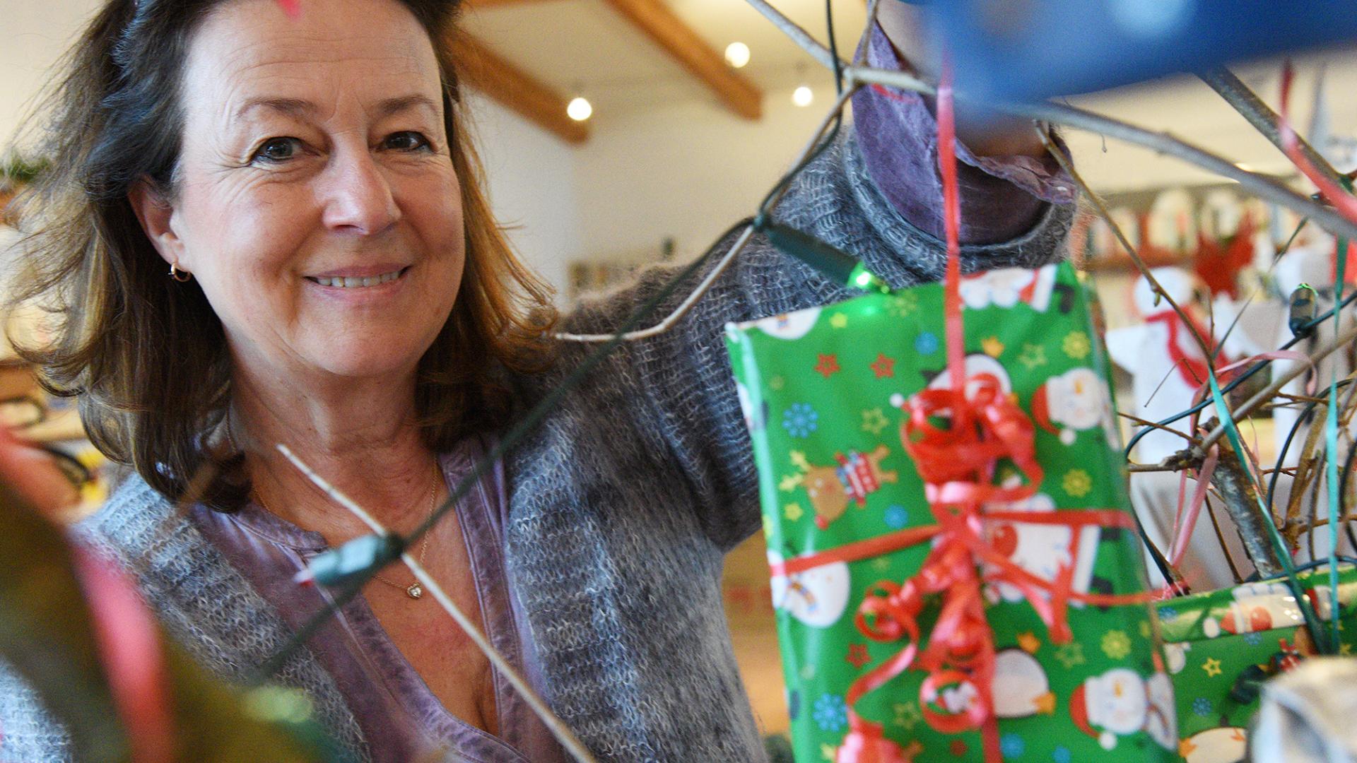 Frau auf Weihnachtsbasar