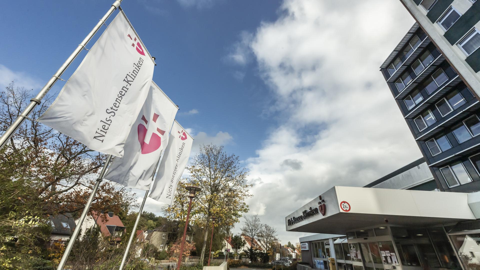 Fahnen wehen vor einem Krankenhaus